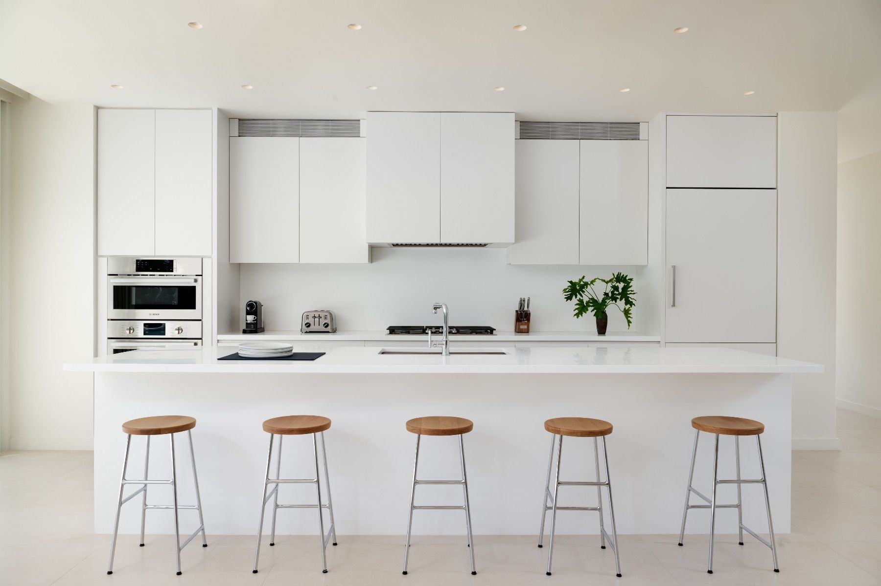 Fully equipped kitchen with breakfast bar seating